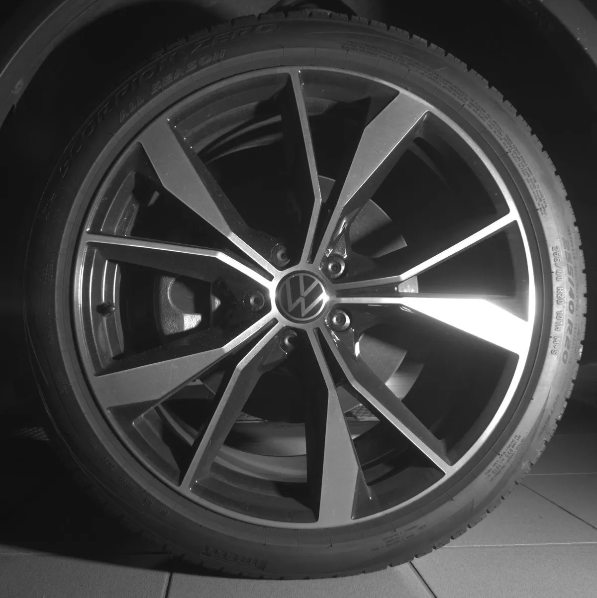 2024 Volkswagen Tiguan SEL R-Line thumbnail 9