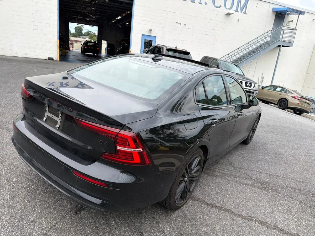 2024 Volvo S60 B5 Plus Black Edition thumbnail 11