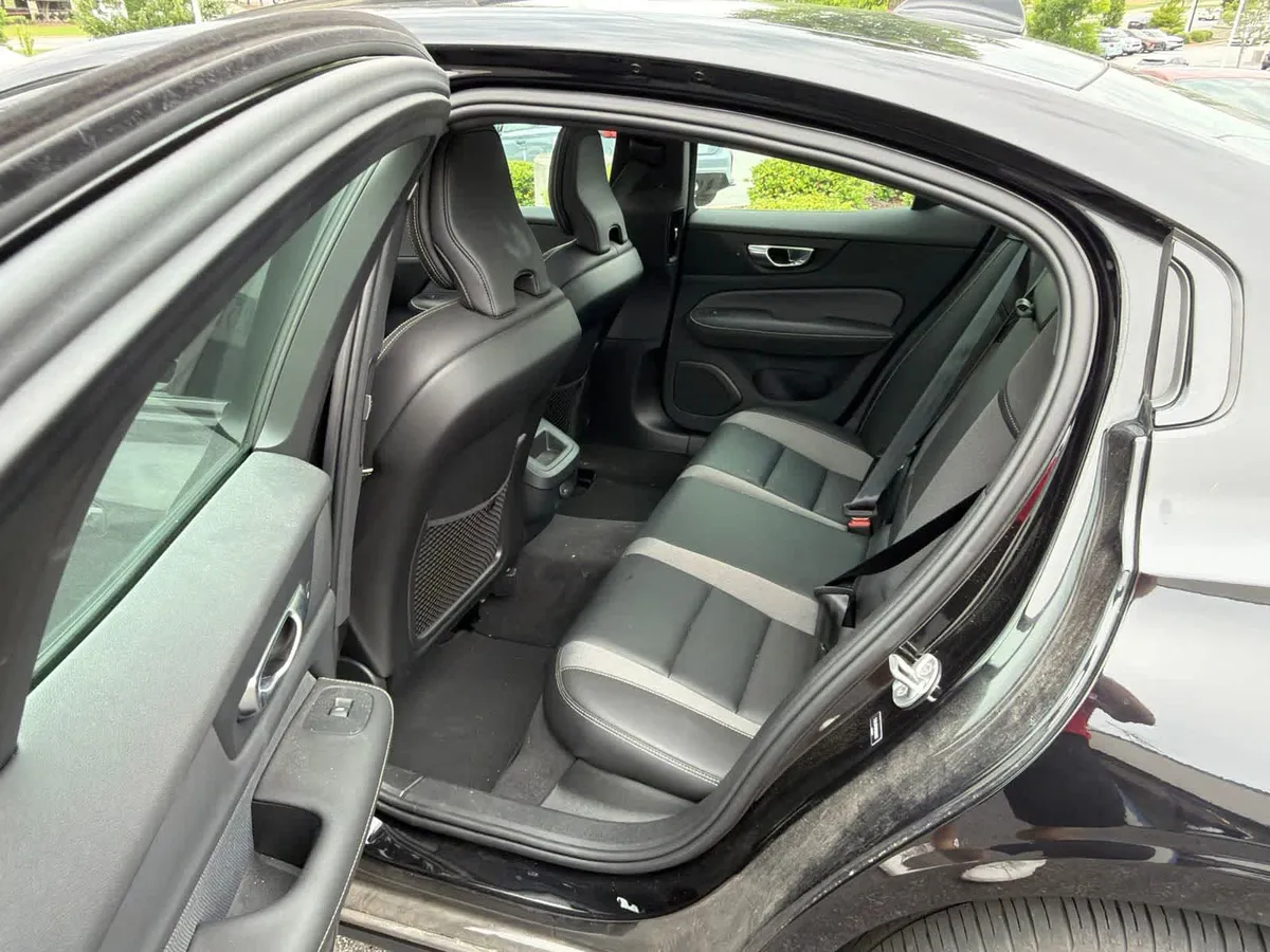 2024 Volvo S60 B5 Plus Black Edition thumbnail 16