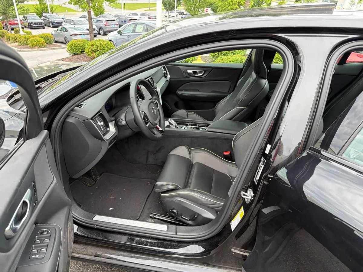 2024 Volvo S60 B5 Plus Black Edition thumbnail 17
