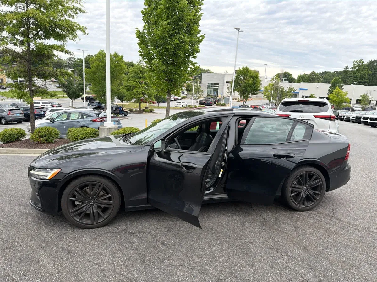 2024 Volvo S60 B5 Plus Black Edition thumbnail 18
