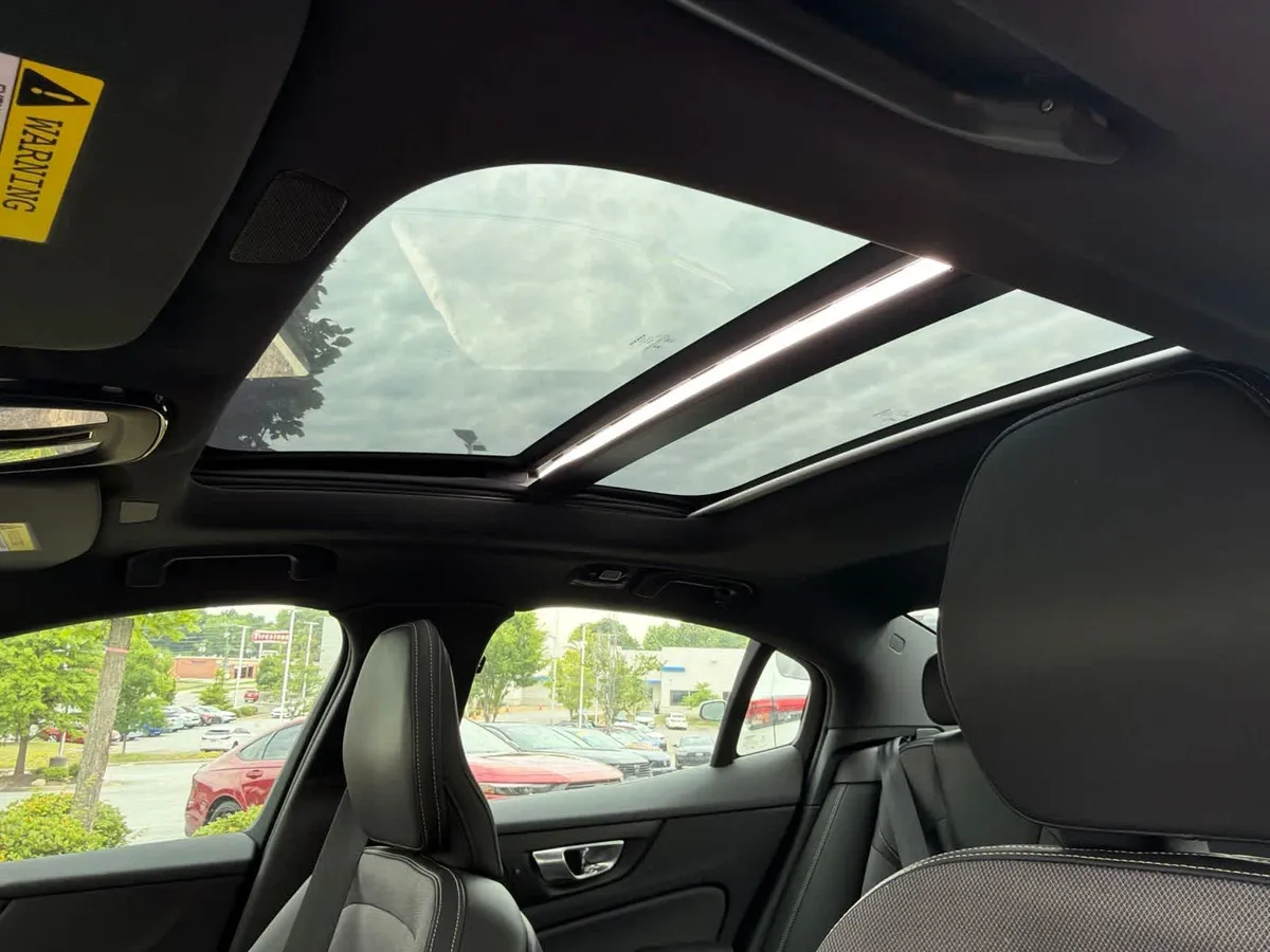 2024 Volvo S60 B5 Plus Black Edition thumbnail 22