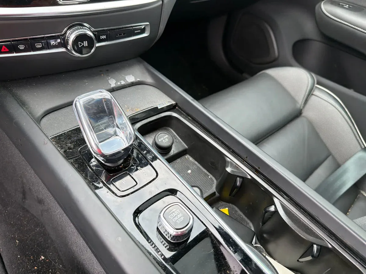 2024 Volvo S60 B5 Plus Black Edition thumbnail 24