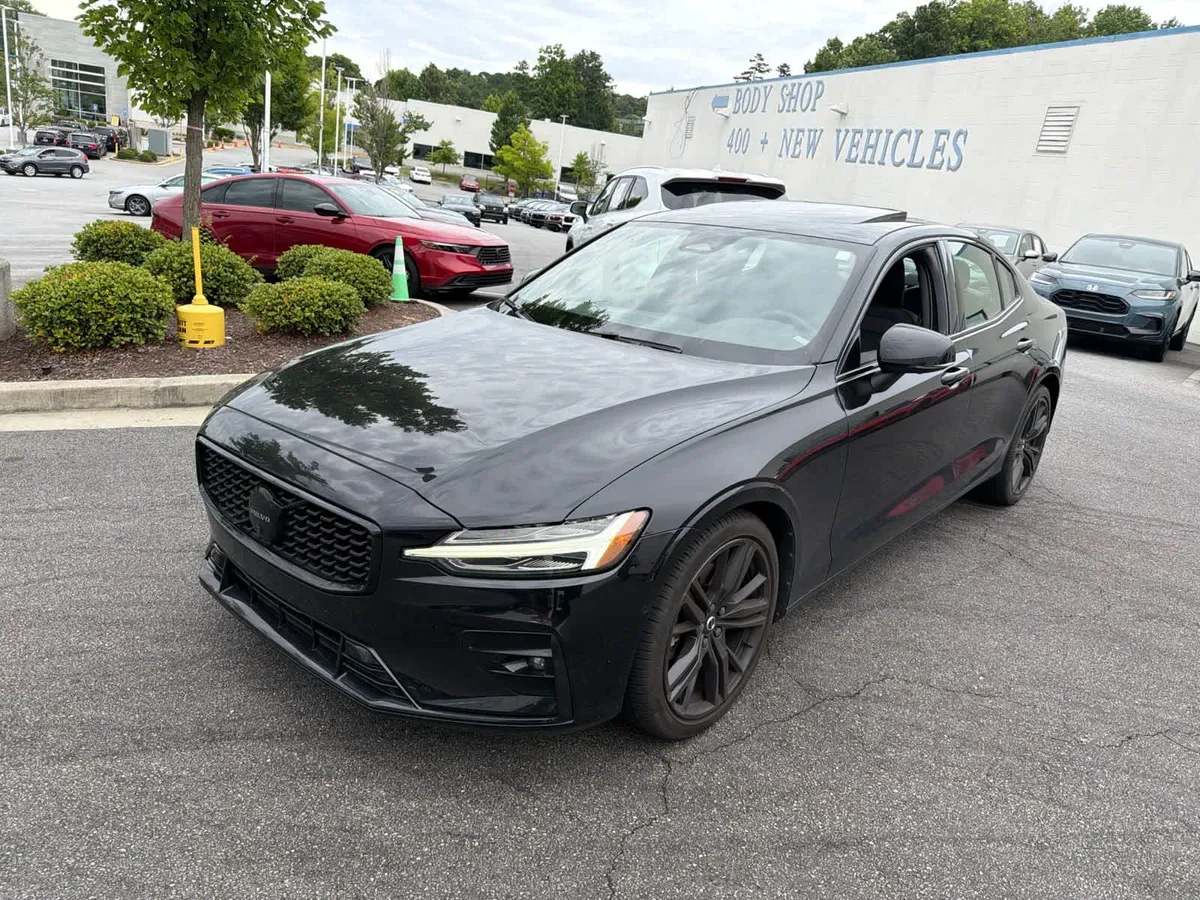 2024 Volvo S60 B5 Plus Black Edition thumbnail 3