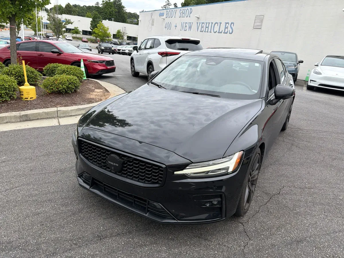 2024 Volvo S60 B5 Plus Black Edition thumbnail 4