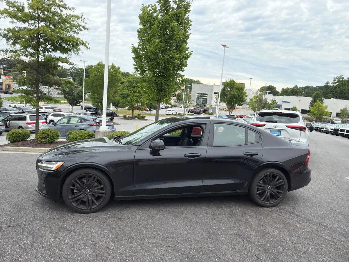 2024 Volvo S60 B5 Plus Black Edition thumbnail 7