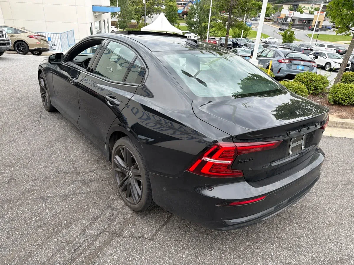 2024 Volvo S60 B5 Plus Black Edition thumbnail 9