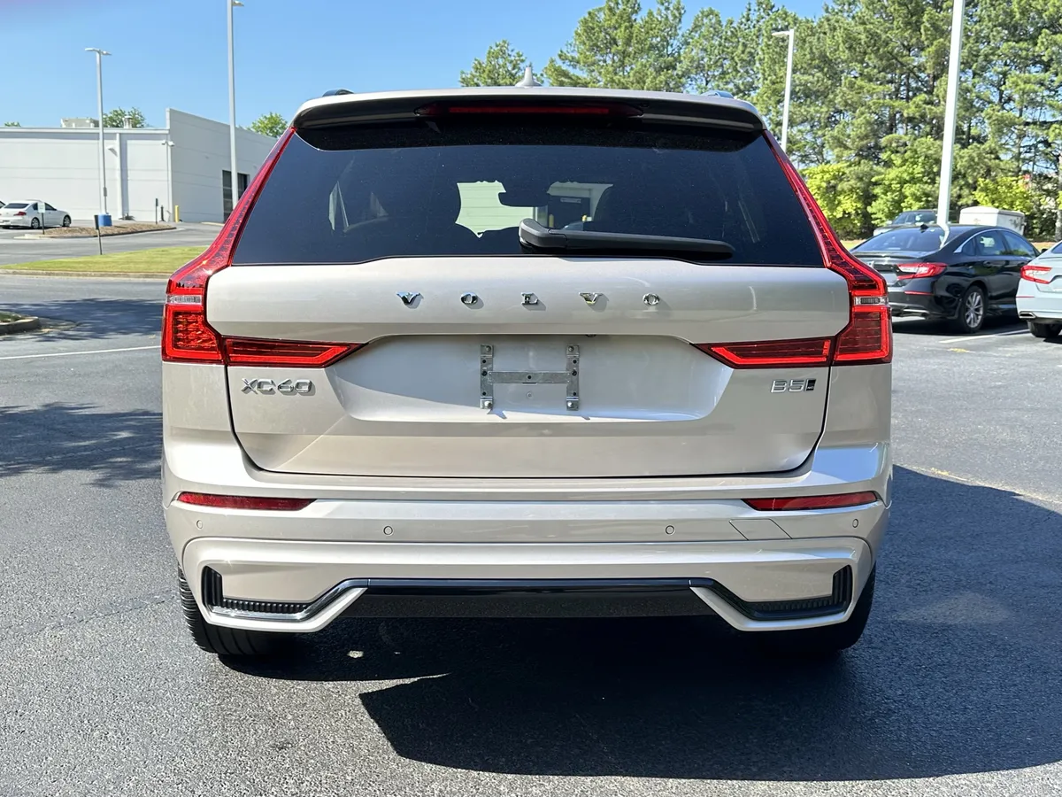 2024 Volvo XC60 B5 AWD Plus Dark Theme thumbnail 11
