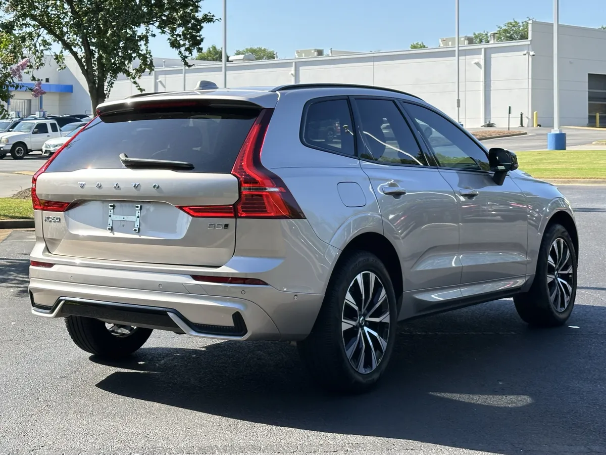 2024 Volvo XC60 B5 AWD Plus Dark Theme thumbnail 12