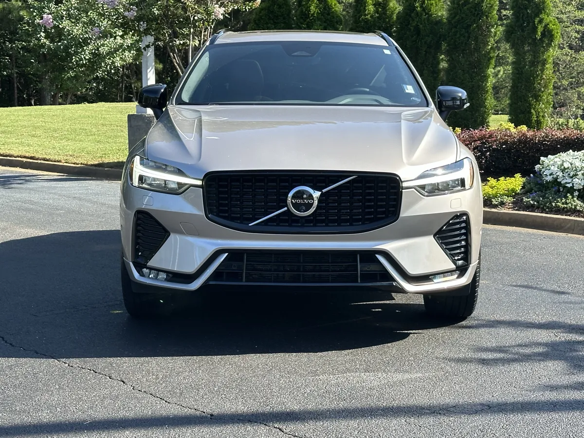 2024 Volvo XC60 B5 AWD Plus Dark Theme thumbnail 2