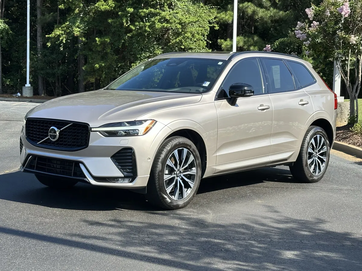 2024 Volvo XC60 B5 AWD Plus Dark Theme thumbnail 4