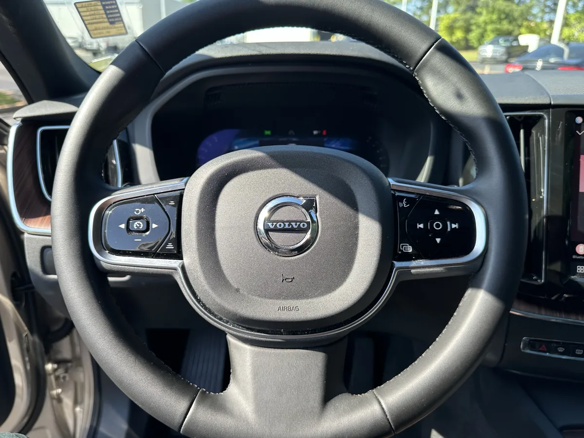 2024 Volvo XC60 B5 AWD Plus Dark Theme thumbnail 5