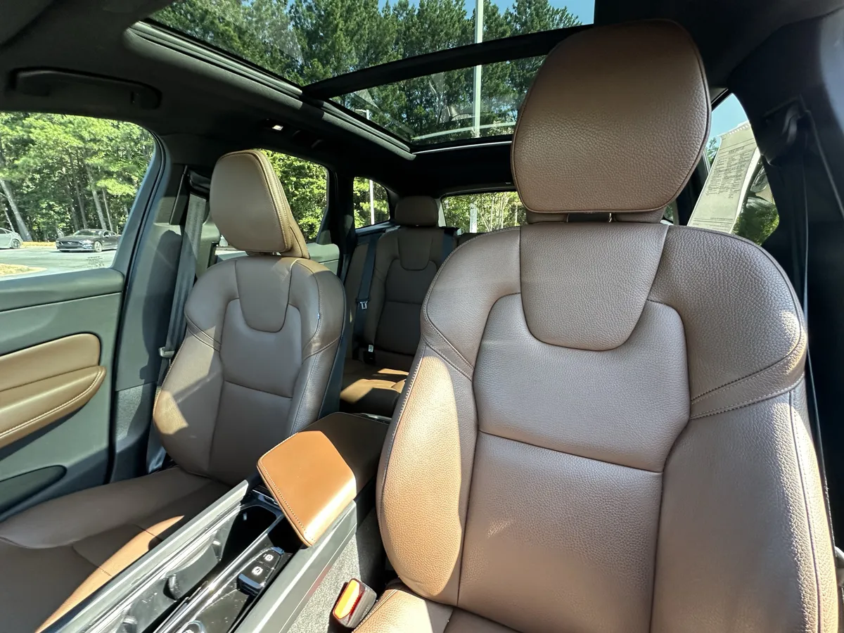 2024 Volvo XC60 B5 AWD Plus Dark Theme thumbnail 7