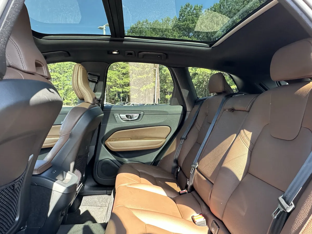 2024 Volvo XC60 B5 AWD Plus Dark Theme thumbnail 8