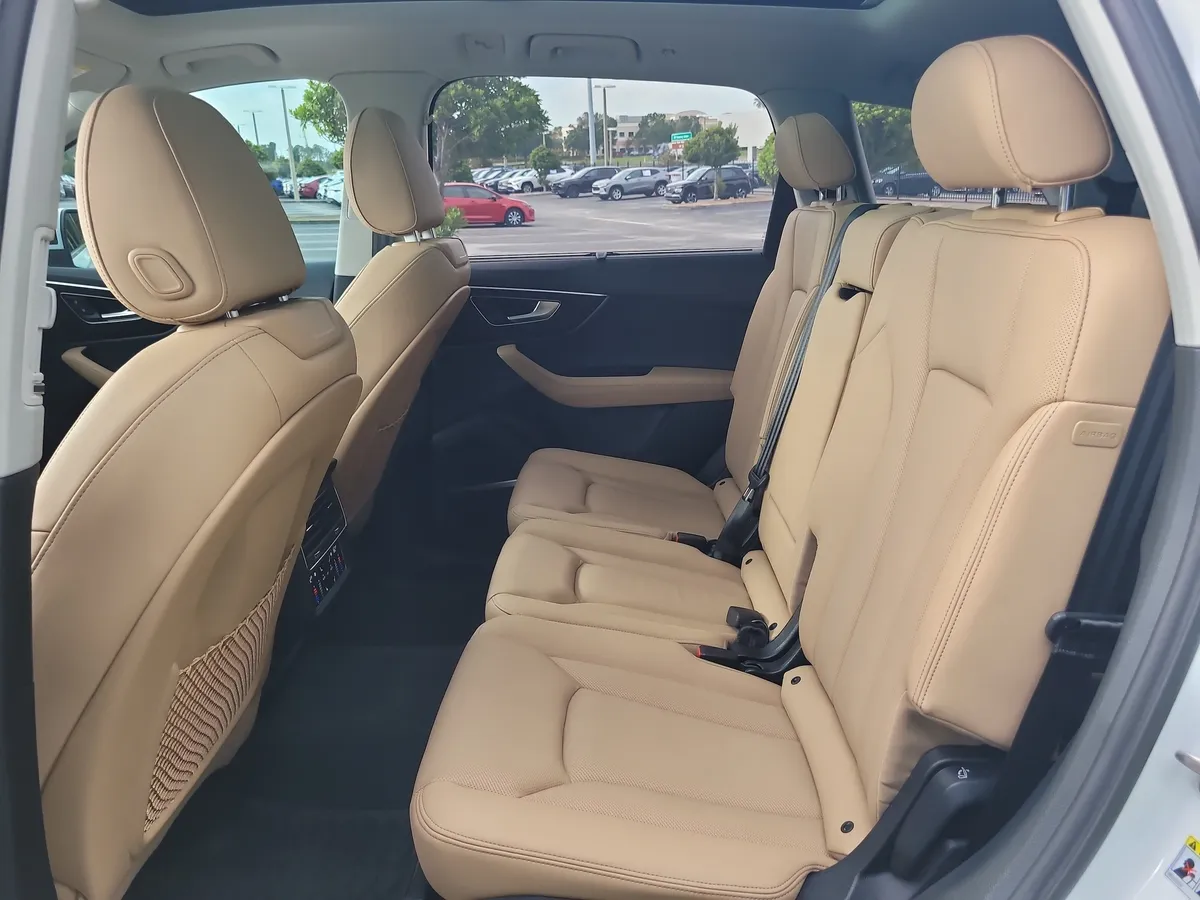 2025 Audi Q7 55 Premium thumbnail 15