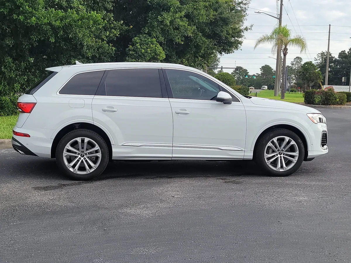 2025 Audi Q7 55 Premium thumbnail 7