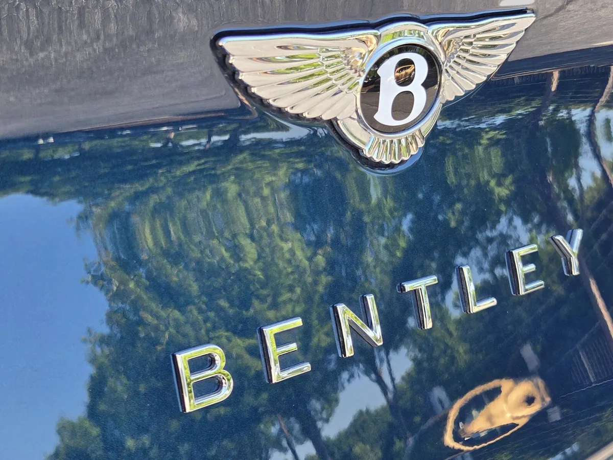2025 Bentley Bentayga V8 thumbnail 12