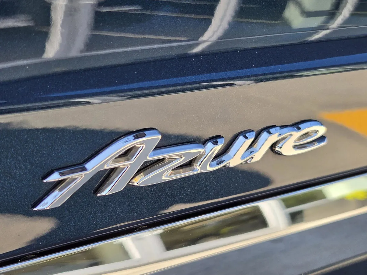 2025 Bentley Bentayga V8 thumbnail 13