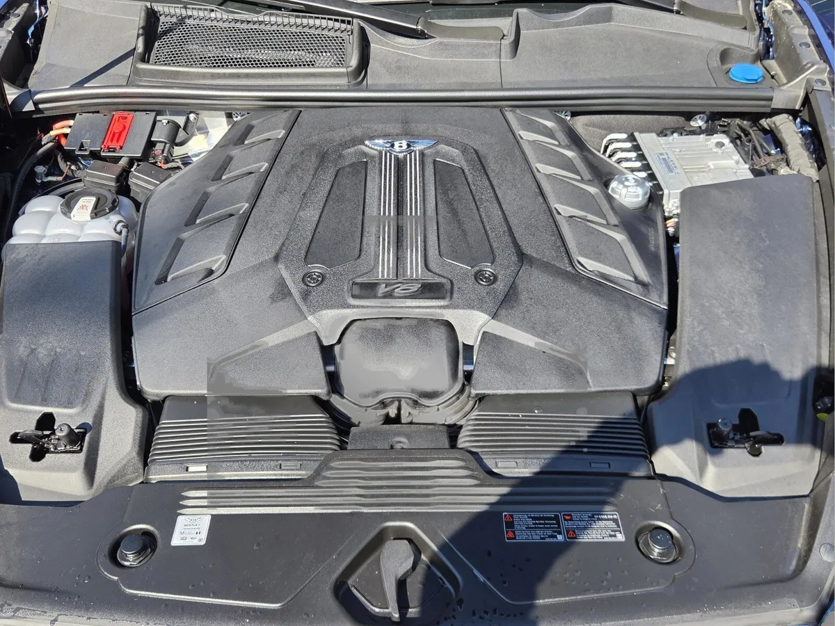 2025 Bentley Bentayga V8 thumbnail 14