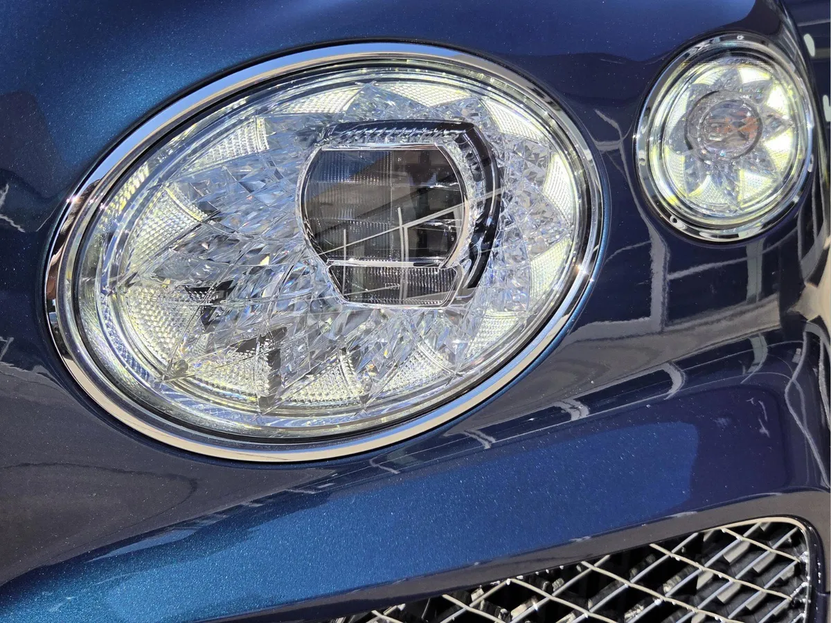 2025 Bentley Bentayga V8 thumbnail 15