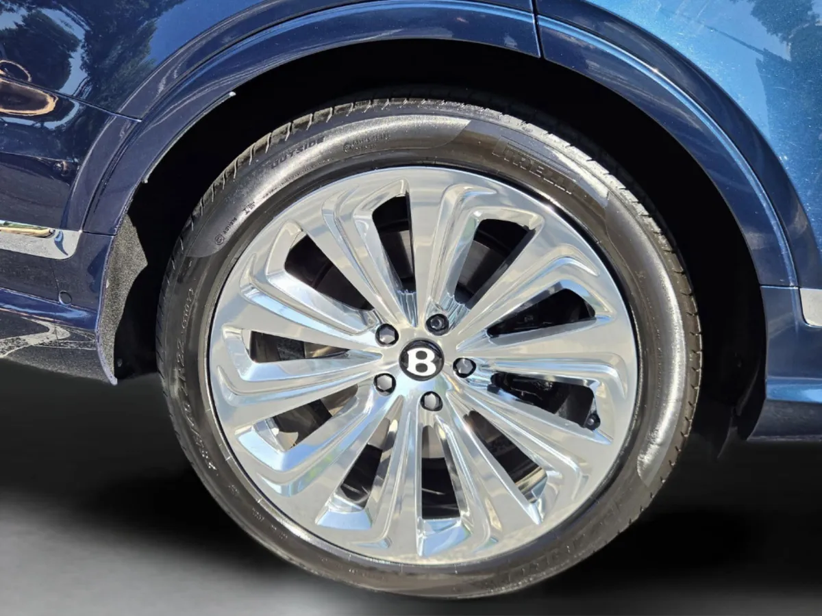 2025 Bentley Bentayga V8 thumbnail 17