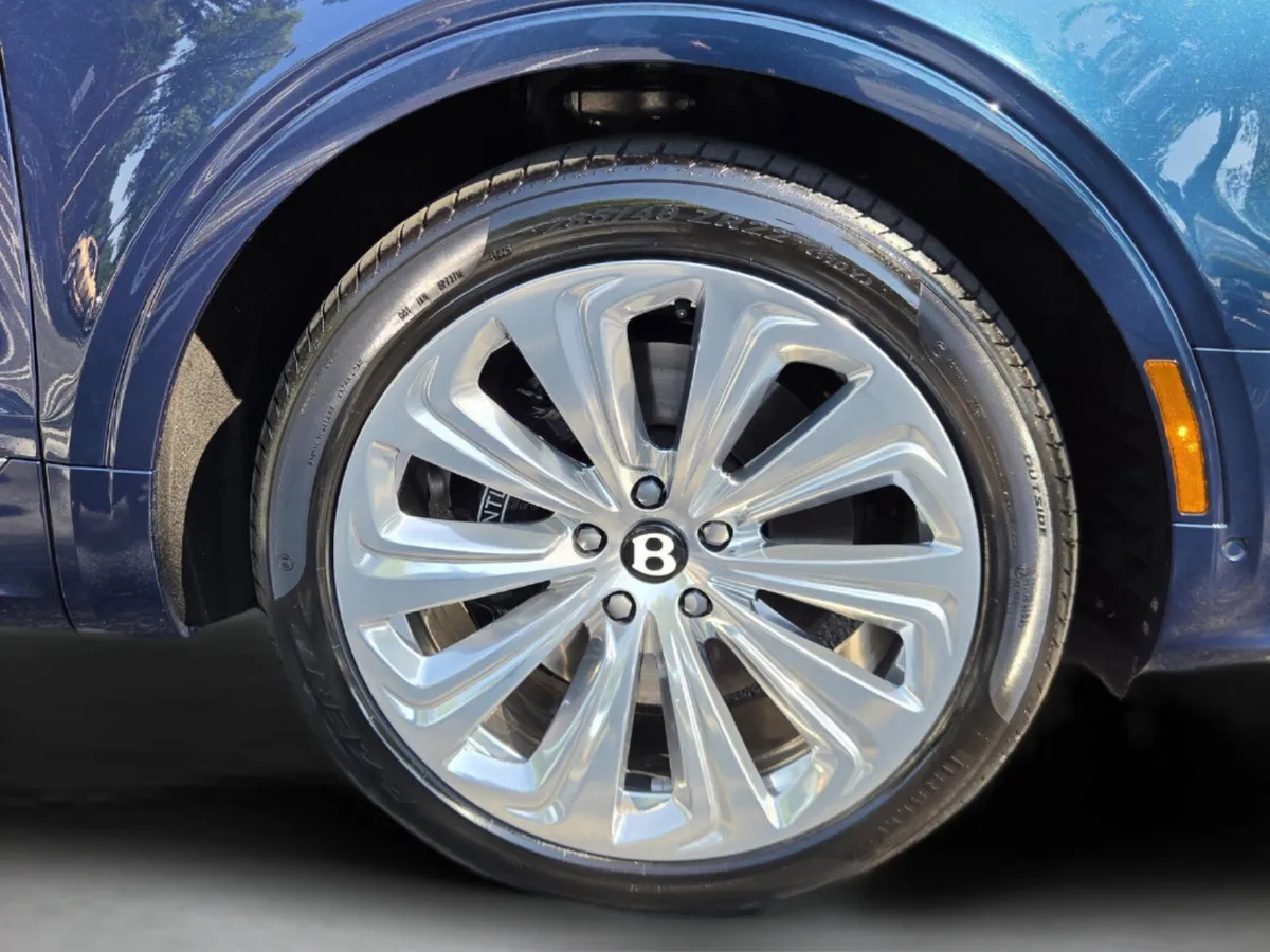2025 Bentley Bentayga V8 thumbnail 18