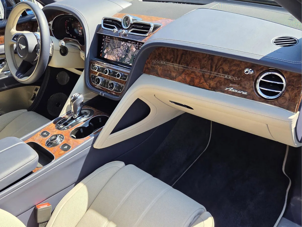 2025 Bentley Bentayga V8 thumbnail 2
