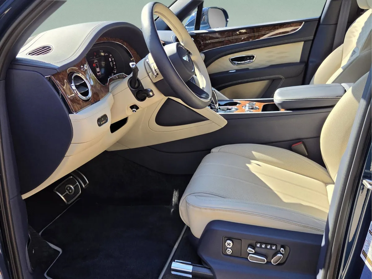 2025 Bentley Bentayga V8 thumbnail 20