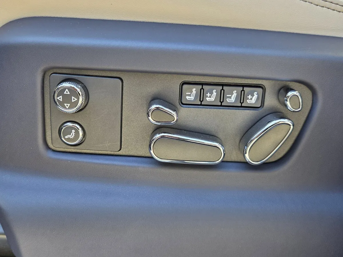 2025 Bentley Bentayga V8 thumbnail 21