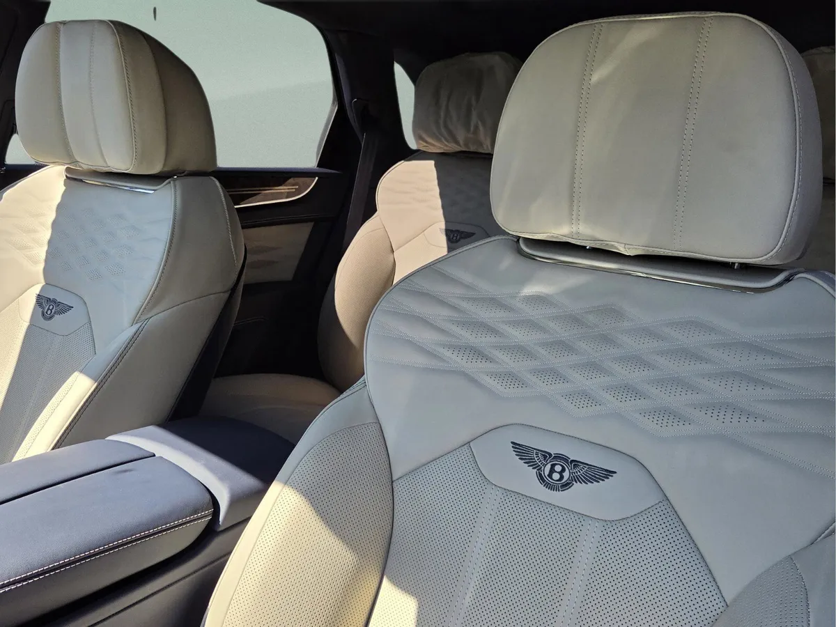 2025 Bentley Bentayga V8 thumbnail 22