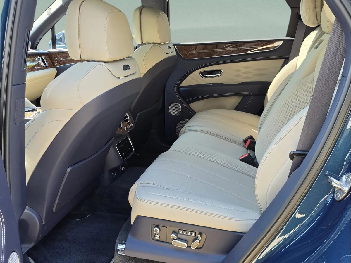2025 Bentley Bentayga V8 thumbnail 23