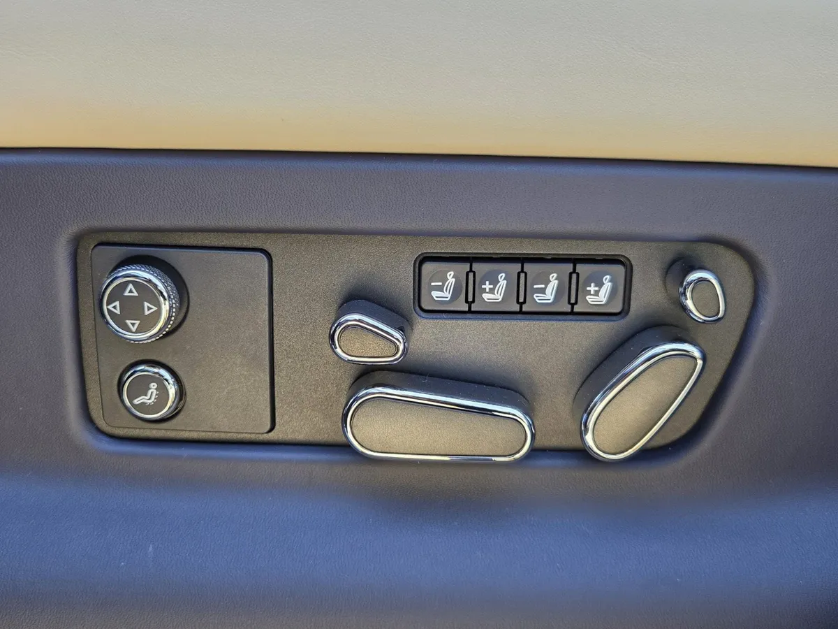 2025 Bentley Bentayga V8 thumbnail 24