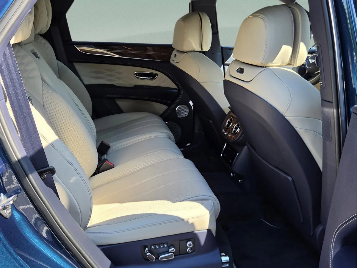 2025 Bentley Bentayga V8 thumbnail 28