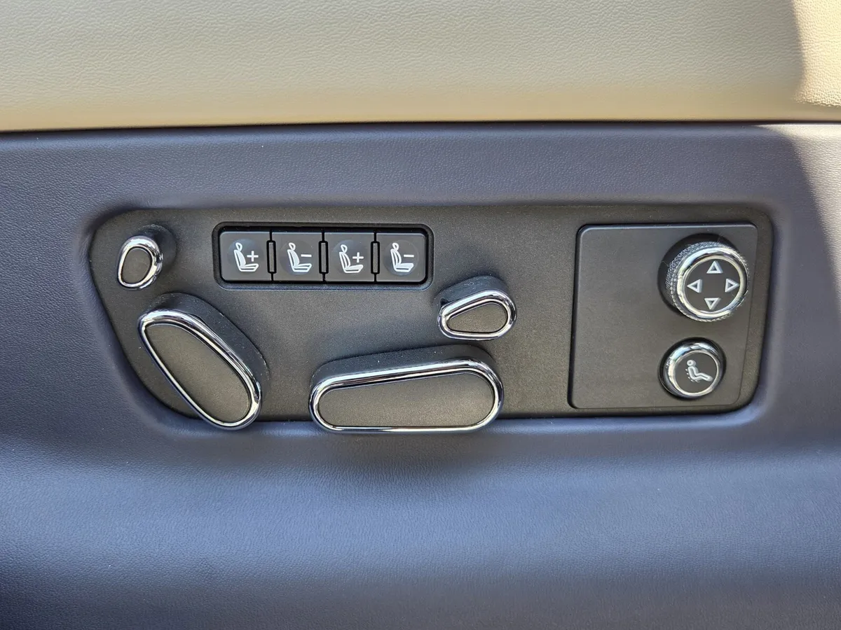 2025 Bentley Bentayga V8 thumbnail 29