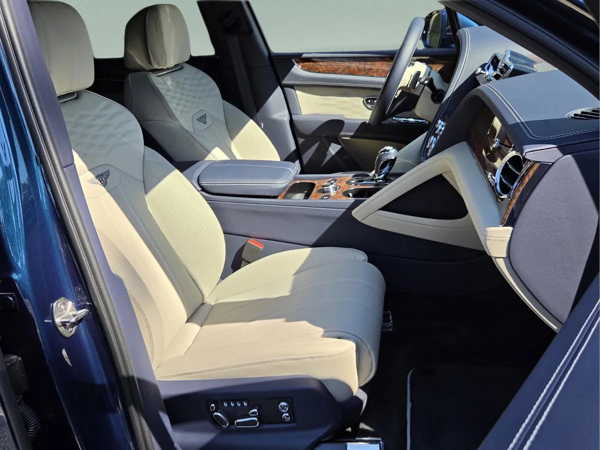 2025 Bentley Bentayga V8 thumbnail 31