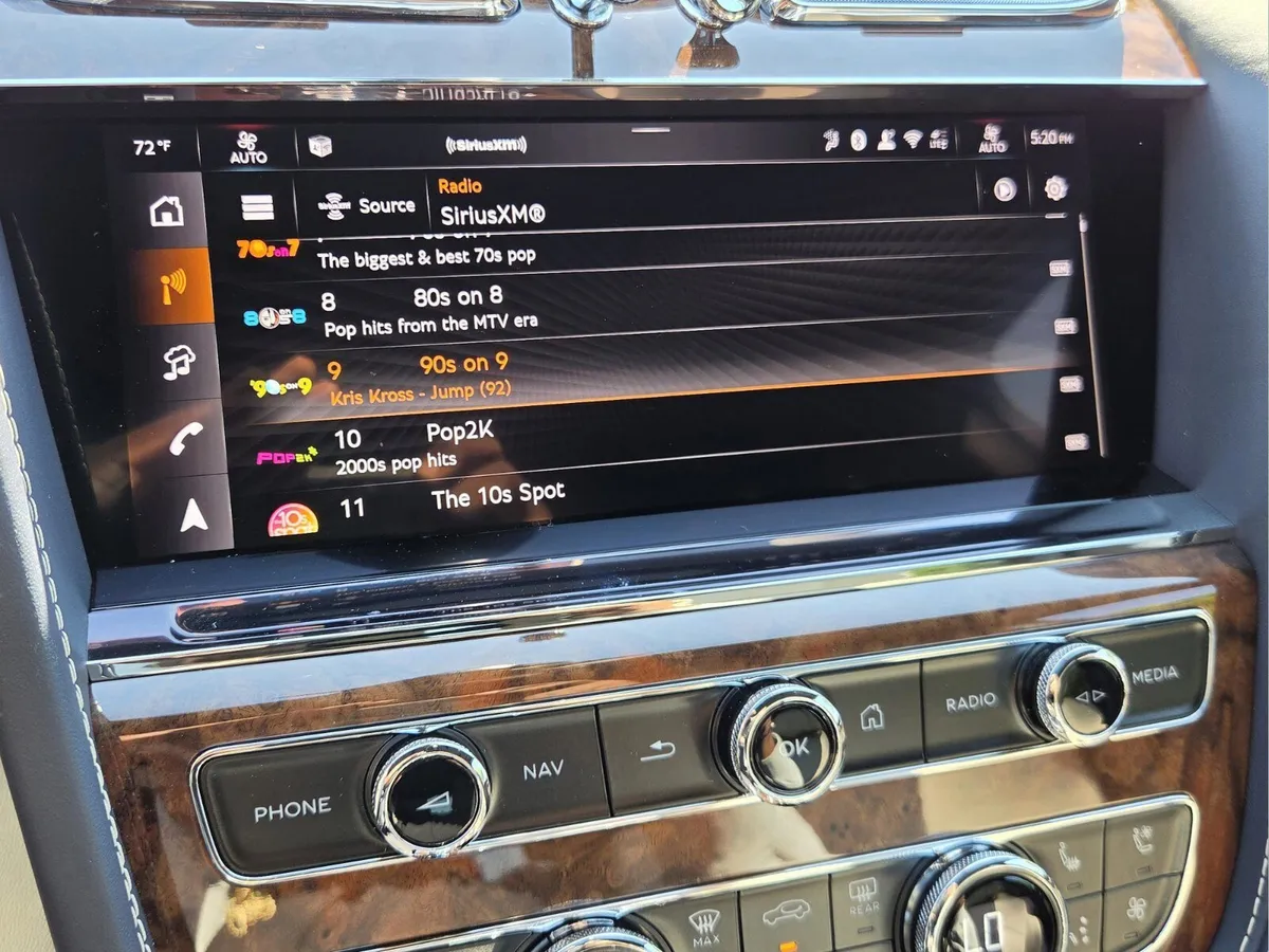 2025 Bentley Bentayga V8 thumbnail 37