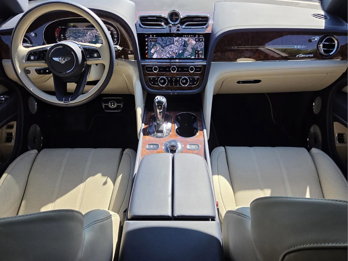 2025 Bentley Bentayga V8 thumbnail 4