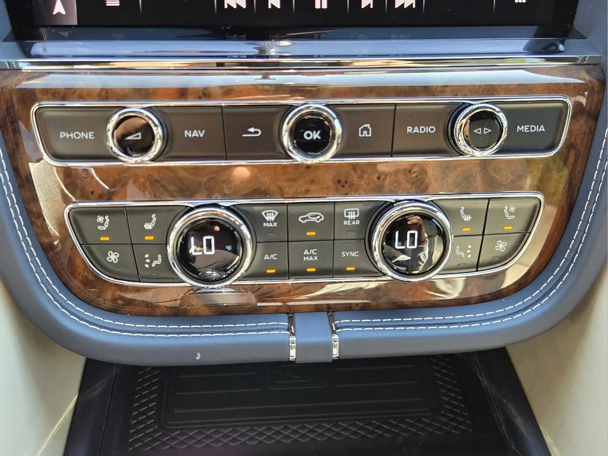 2025 Bentley Bentayga V8 thumbnail 41