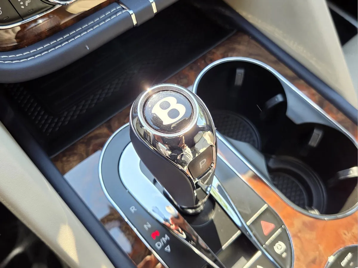 2025 Bentley Bentayga V8 thumbnail 42