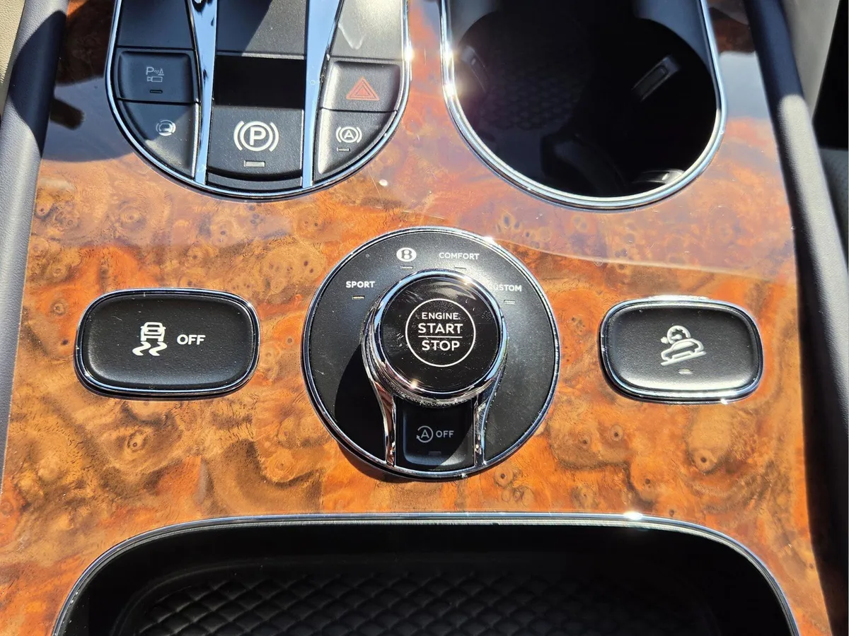2025 Bentley Bentayga V8 thumbnail 43
