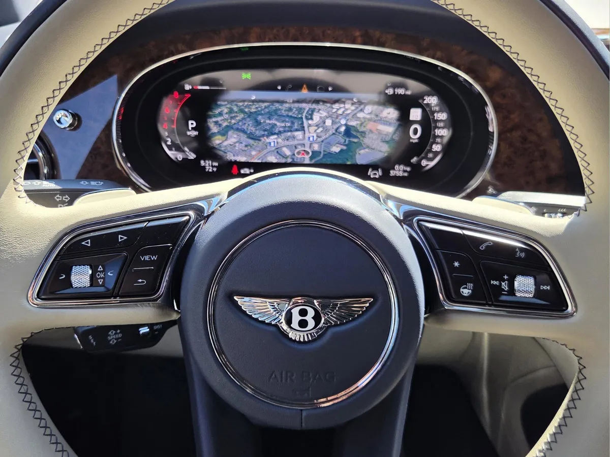 2025 Bentley Bentayga V8 thumbnail 44