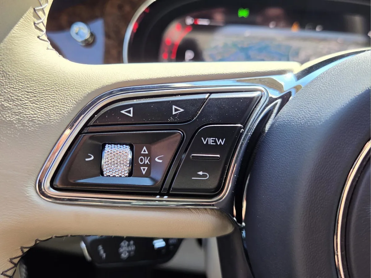 2025 Bentley Bentayga V8 thumbnail 45