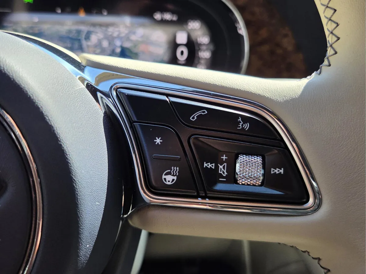 2025 Bentley Bentayga V8 thumbnail 46
