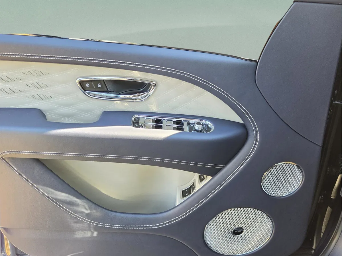 2025 Bentley Bentayga V8 thumbnail 48