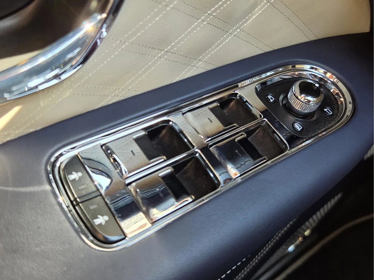2025 Bentley Bentayga V8 thumbnail 49