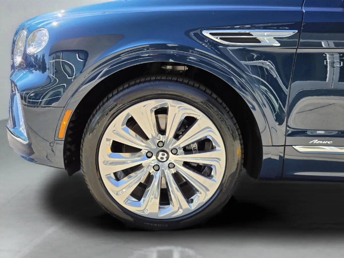 2025 Bentley Bentayga V8 thumbnail 6