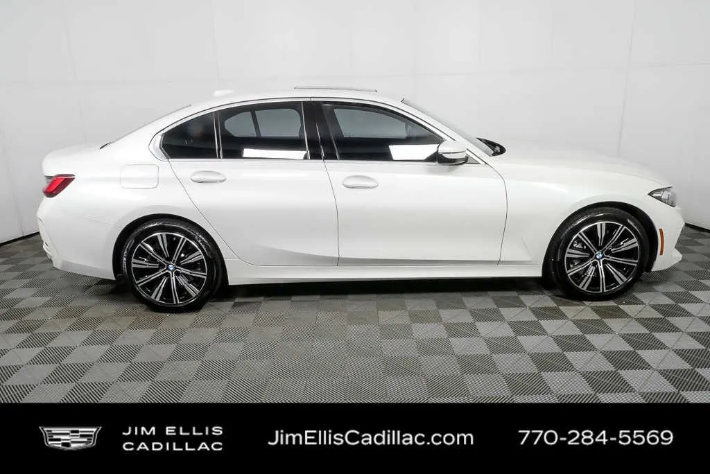 2025 BMW 3 Series 330i xDrive thumbnail 2