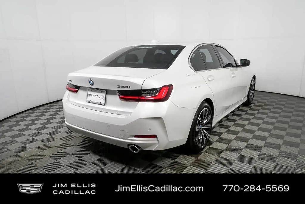 2025 BMW 3 Series 330i xDrive thumbnail 3
