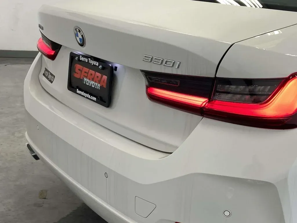 2025 BMW 3 Series 330i xDrive thumbnail 14