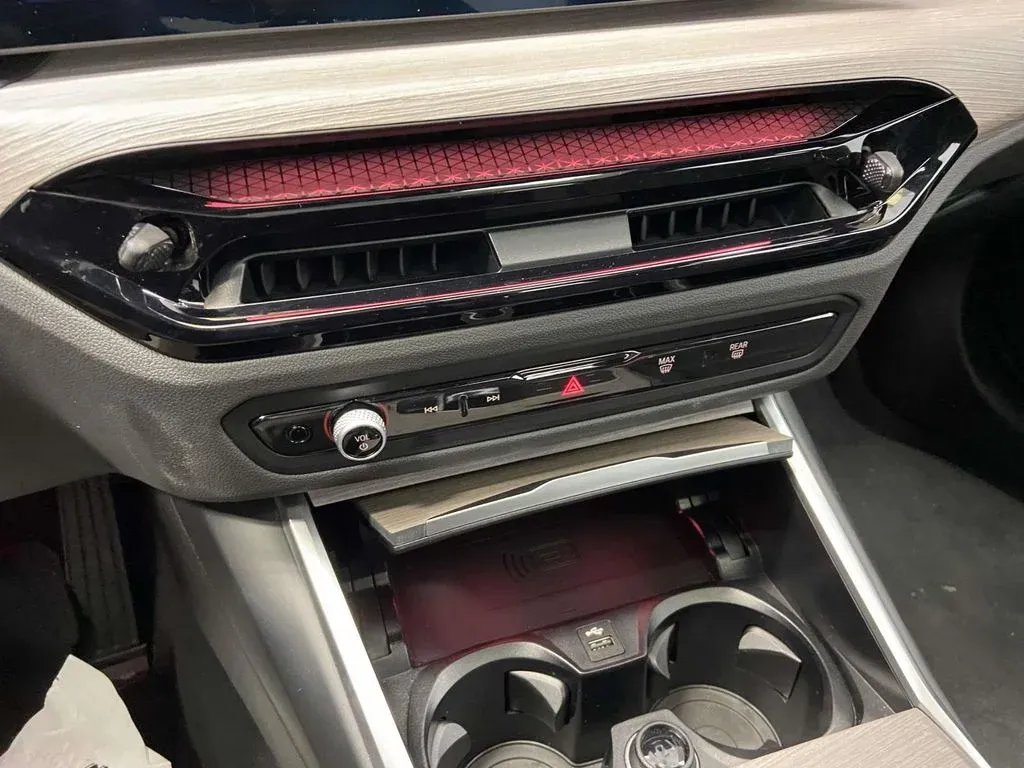 2025 BMW 3 Series 330i xDrive thumbnail 24